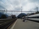 Lugano: celkový pohled na kolejiště nádraží s výpravní budovou, vpravo čeká naklápěcí jednotka řady RABDe 500 na odjezd vlaku ICN do Curychu, 28.6.2014 © Jan Přikryl