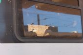 09.06.2016 - gare Monastir: stopy po útocích kamením na EMU 01, v pozadí rozbité okno © PhDr. Zbyněk Zlinský