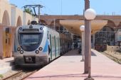 09.06.2016 - gare Monastir: EMU 01 jako vlak 515 Sousse Bab Jedid - Mahdia opakovaně čeká na dobíhající cestující © PhDr. Zbyněk Zlinský