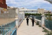 09.06.2016 - Sousse: policistům mé focení nádraží z lávky nevadilo, pochválili mi fotoaparát Canon © PhDr. Zbyněk Zlinský