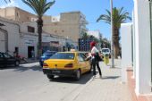 09.06.2016 - Sousse: cestující se ke stanici Bab Jedid nechávají přivézt taxíky © PhDr. Zbyněk Zlinský