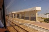 09.06.2016 - L'Aéroport: nástupiště pro směr Sousse Bab Jedid s přístřeškem (foto z vlaku) © PhDr. Zbyněk Zlinský