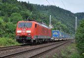 Lokomotiva DB 189.015 v čele vlaku s kamionovými návěsy u Dolního Žlebu; 8.7.2016 © Pavel Stejskal