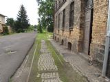 8.8.2016 - Zawidów: kolej v blízkosti objektu, v pozadí pokračuje příkladně udržovaný trávník © Dominik Havel