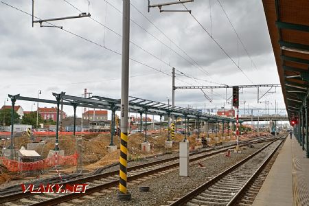 15.08.2016 - Plzeň hl.n.: výstavba druhého a třetího nástupiště, za pravým návěstidlem byl přechod © Jiří Řechka