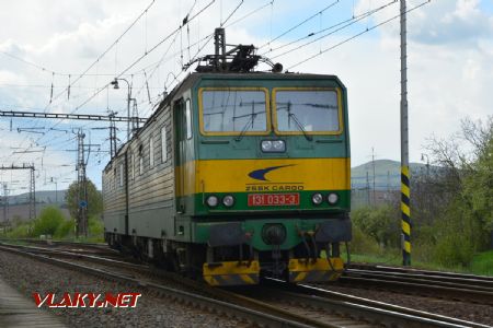 23.4.2017 - Kuzmice: Dvojička zachádza na koniec vlaku na postrk © Ondrej Krajňák
