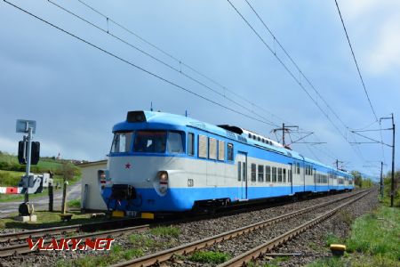 23.4.2017 - Michaľany: Vlak 30054 pred priecestím © Ondrej Krajňák