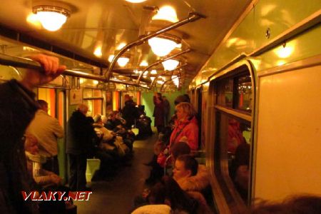 30.12.2016 - Budapešť: sporé osvětlení ve voze Ev3 na M3 © Dominik Havel