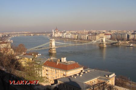 30.12.2016 - Budapešť: výhled z hradeb proti proudu Dunaje na řetězový most a parlament © Dominik Havel