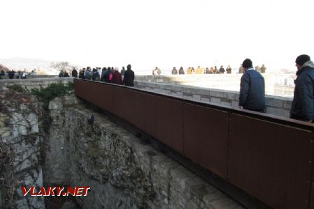 30.12.2016 - Budapešť: chodník je na odvrácené straně hradeb, takže od Dunaje není vidět © Dominik Havel