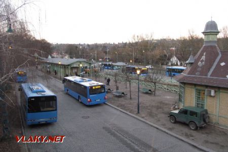 30.12.2016 - Budapešť: Hűvösvölgy, díky jednotné modré barvě je těžké rozeznat typy autobusů © Dominik Havel