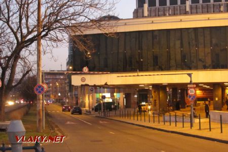30.12.2016 - Budapešť: budova nádraží zasahuje nad vozovku, poničená fasáda naznačuje, že ne vždy se řidiči pod převis vejdou © Dominik Havel
