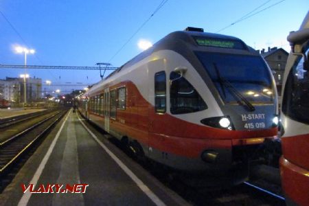 30.12.2016 - Budapešť: přední Flirt 415 019, na displeji jsou bohužel oba cíle celého vlaku © Dominik Havel