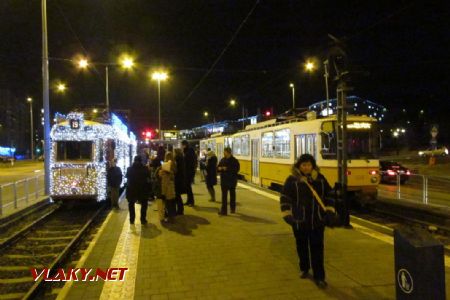 30.12.2016 - Budapešť: světelná tramvaj a běžný spoj linky 19 na Bécsi út © Dominik Havel