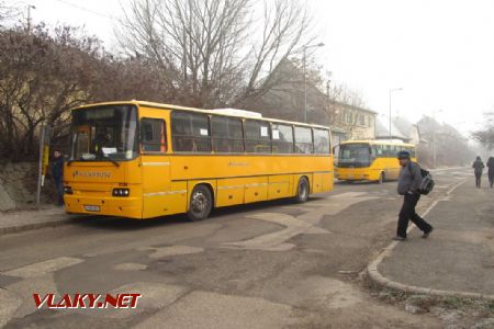 31.12.2016 - Szob: autobusy navazují na Flirt, v popředí Ikarus C56.42 V1 a za ním Credo © Dominik Havel