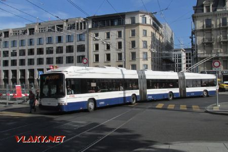Ženeva: dlouhý trolejbus je problém obstojně zakomponovat, 8. 8. 2016 © Libor Peltan