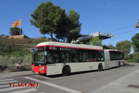Barcelona: městský autobus u horní stanice visuté lanovky na Montjuïc, 11. 8. 2016 © Libor Peltan