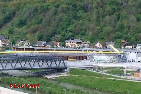 V popredí nový most pred portálom v Gloggnitze. Žltý kryt zakrýva transportér na skládku; 07.05.2017 © Ing. Eugen Takács
