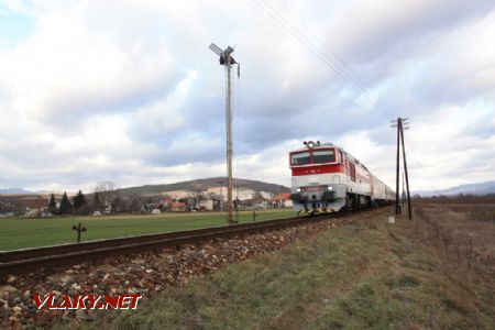 Zrýchlený vlak do Bratislavy prechádza okolo kilometra 6,400; 4.1.2013 © Miroslav Sekela