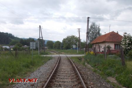 Pohronská Polhora priecestie v km 25,615, Priecestie a trať smer Brezno; 18.05.2018 © Michal Čellár
