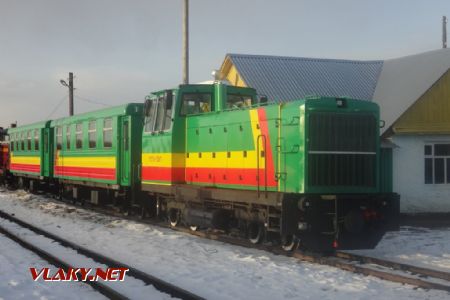Lokomotiva TU7A-3367 s novými lehátkovými vozy © www.oblgazeta.ru
