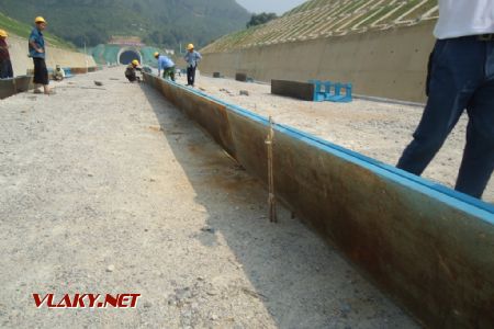 Trať na zemnom telese. Príprava pre betonáž podkladnej dosky. 7.2012 © F. Smatana