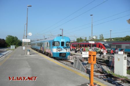 Koper: Jednotka řady 711 v modrém nátěru odpočívá u nástupiště © Tomáš Kraus, 9.7.2011