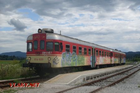 Imeno: Nerekonstruovaná jednotka řady 813/814 v konečné stanici u chorvatské hranice © https://commons.wikimedia.org/wiki/File:SZ_series_813_at_Imeno_train_station.jpg, 31.7.2011