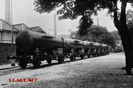 Tovární fotografie z roku 1945 s cisternami, v pozadí obě akumulátorové lokomotivy. Sbírka: Pavel Stejskal