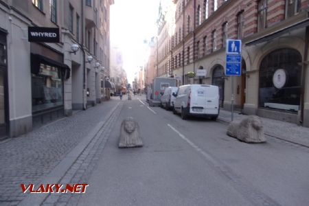 Stockholm: lví sochy, zamezující autům vjezd na pěší zónu Drottninggatan, 15.04.2021 © Jan Přikryl