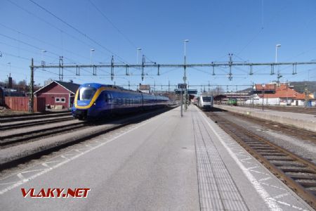 Jedna z dvanácti elektrických jednotek řady X62 společnosti Transitio stojí odstavená ve stanici Sundsvall, 15.04.2021 © Jan Přikryl