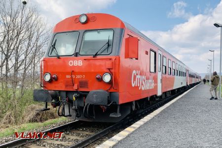 Os 4321 do Komárna zastavil na zastávke; 4.4.2022 © Mário Rozatovský