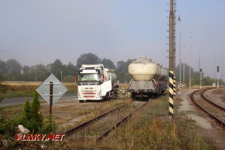 Nás však zaujímajú nákladné vlaky, vyprázdňovanie pristavených vozňov, 24.8.2022, Stožok © S.Langhoffer