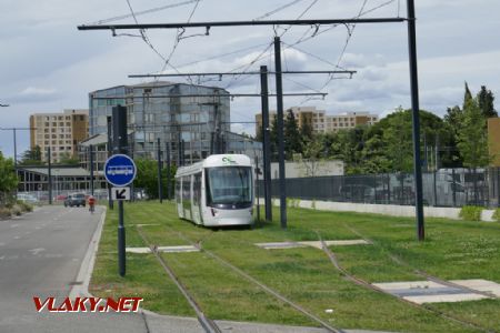 Avignon: tramvaj míjí odbočku do vozovny u konečné na sídlišti, 24. 5. 2022 © Libor Peltan