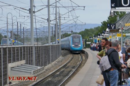 Avignon TGV: setkání Ouigo u obou peronů, průjezdné koleje uprostřed, 24. 5. 2022 © Libor Peltan