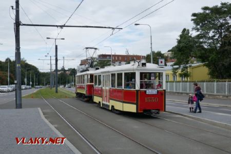 Praha/Nádraží Vršovice: historická tramvaj odjíždí po moderní zatravněné trati, 10. 9. 2022 © Libor Peltan