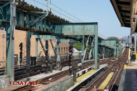 Queens/Mets-Willets Point: nepochopitelná nadzemková kolejová kreace, 22. 7. 2022 © Libor Peltan