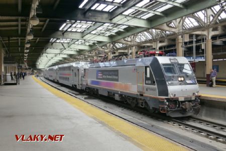 Newark Penn Station: Bombardier ALP-46 v čele MultiLevel Coach, 28. 7. 2022 © Libor Peltan