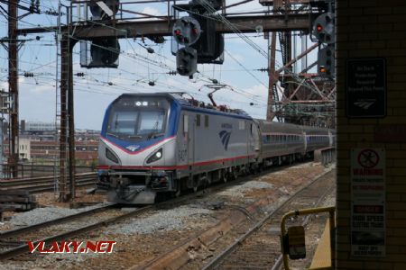 Newark Penn Station: ACS-64 se soupravou Amfleet, 28. 7. 2022 © Libor Peltan