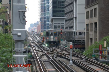 Chicago/Clark/Lake: Loop odbočuje doleva, hnědá linka doprava, v pozadí západní trať, 24. 7. 2022 © Libor Peltan