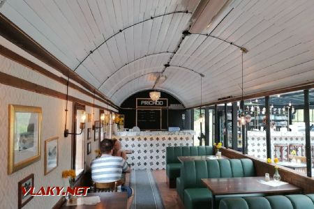 Interiér kaviarne v železničnom vozni - vpravo hore idúci vláčik modelovej železnice © Jaro Vybo, 20.8.2022
