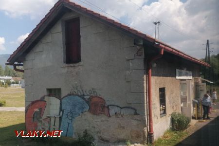 Niekde zastal čas - rozpadávajúca sa staničná budova Závadka nad Hronom - obec a mechanika © Jaro Vybo, 17.8.2022