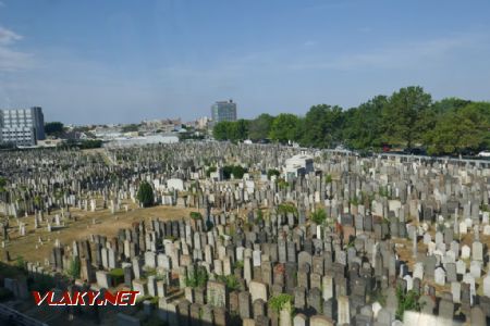 Brooklyn/Washington Cemetery: zajímavý, částečně židovský hřbitov z okna metra, 21. 7. 2022 © Libor Peltan