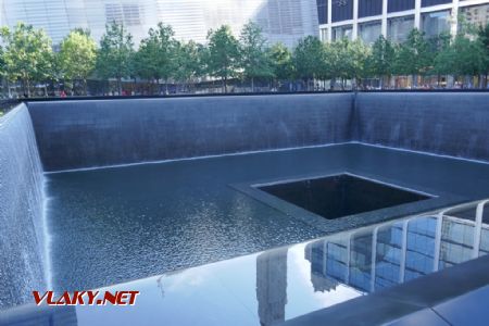 Manhattan/WTC: působivý památník obětí z řad kancelářských i hasičů, 23. 7. 2022 © Libor Peltan