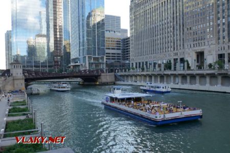 Chicago: množství výletních lodí na řece v centru, 24. 7. 2022 © Libor Peltan