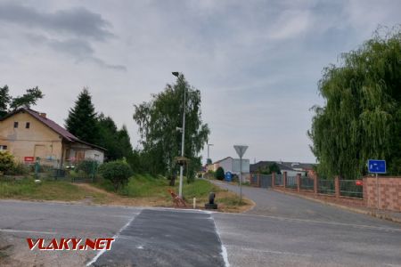 Drahelčice, strážní domek a břízy v tělese za přejezdem silnice 101, 19.8.2022, Tomáš Kraus