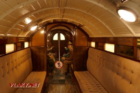 London Transport Museum: interiér původního vozu hlubokého metra bez oken (1890), 12. 6. 2022 © Libor Peltan