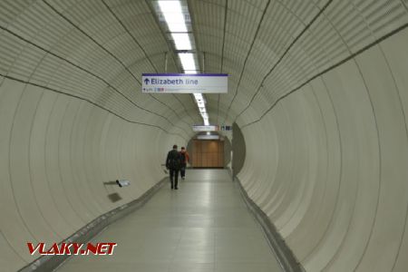 Elisabeth Line: jedna z těch užších přestupních chodeb nové linky, 13. 6. 2022 © Libor Peltan