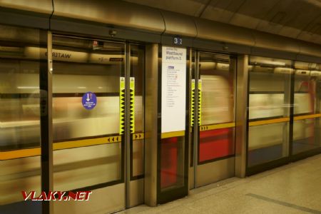 Waterloo: asymetrické nástupištní dveře jsou na více stanicích Jubilee Line, 15. 6. 2022 © Libor Peltan