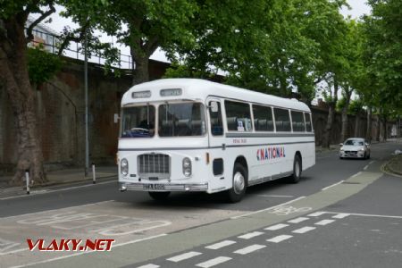 Portsmouth: odněkud se vyrojila smečka historických busů, 19. 6. 2022 © Libor Peltan